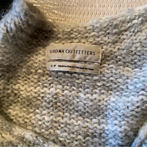 Urban Outfitters • Lyra Pullover V-Neck Sweater in Gray Stripe - Picture 13 of 14